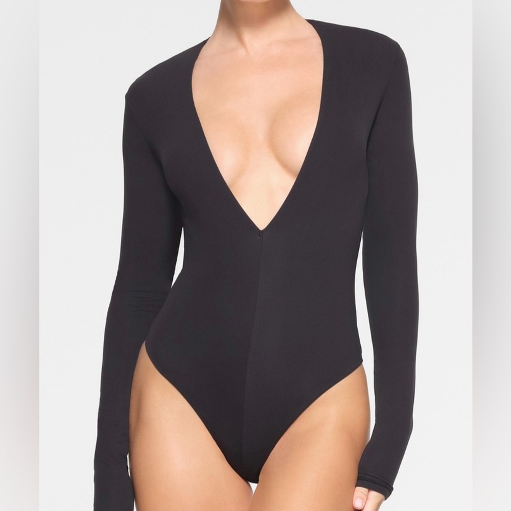 Skims NWT Fits everybody plunge bodysuit. Size medium.